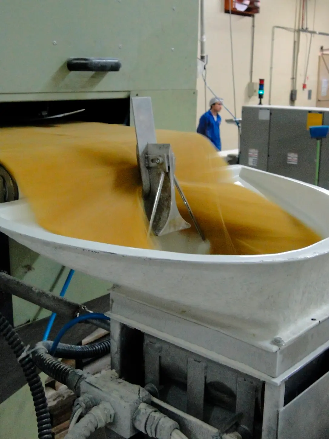 Processamento de massa em equipamento industrial
